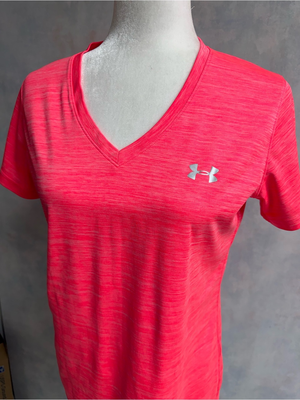 Under Armour Women's Coral Heat Gear,  V-Neck, Short Sleeve Tee M-L